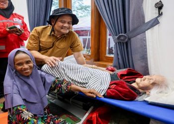 Gubernur Jateng Ahmad Luthfi saat mengecek kondisi pengungsi korban bencana tanah bergerak di Kabupaten Tegal, Rabu, 4 Februari 2026. Foto: Ist.