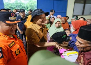Gubernur Jawa Tengah, Ahmad Luthfi, menemui warga terdampak bencana tanah gerak di Desa Padasari, Kecamatan Jatinegara, Kabupaten Tegal, Rabu, 4 Februari 2026. Foto: Ist.