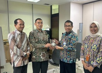 Delegasi UMS berfoto bersama Direktur Bina Teknik Bangunan Gedung dan Penyehatan Lingkungan Kuswara usai penandatanganan kerja sama. Foto: Ist.