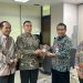 Delegasi UMS berfoto bersama Direktur Bina Teknik Bangunan Gedung dan Penyehatan Lingkungan Kuswara usai penandatanganan kerja sama. Foto: Ist.