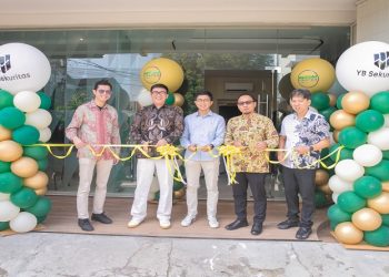 OJK Solo bersama BEI KP Jateng 2 dan Madiun Raya meresmikan e-HUB PT Yakin Bertumbuh (YB) Sekuritas di Solo. Foto: Ist.