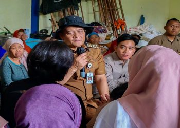 Gubernur Jateng Ahmad Luthfi bersama Wapres Gibran Rakabuming Raka mengunjungi lokasi bencana tanah bergerak di Desa Padasari, Kabupaten Tegal pads Jumat, 6 Februari 2026. Foto: Ist.