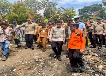 Wakil Presiden RI Gibran Rakabuming Raka dan Gubernur Jateng Ahmad Luthfi saat mengecek bencana tanah gerak di Desa Padasari, Kabupaten Tegal, Jumat, 6 Februari 2026. Foto: Ist.
