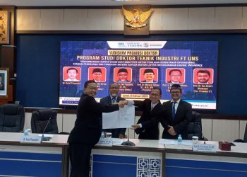 Yusuf Priyandari saat menerima Yudisium Promosi Doktor di Ruang Multimedia Gedung 4 FT UNS, Jumat (6/2/2026). Foto: Indospektrum