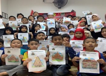 Mahasiswi KKN UMS menggelar kegiatan pengenalan budaya Nusantara di Sanggar Bimbingan (SB) Pelita Ilmu, Wangsa Melawati, Kuala Lumpur, Malaysia. Foto: Ist.