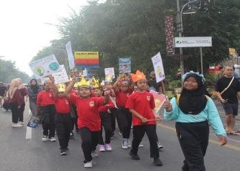 Ratusan siswa SDN Mangkubumen Lor Kota Solo yang menggelar pentas seni dan budaya bertajuk "SMALTA ADIWIYATA CAMPAIGN" di CFD Jalan Slamet Riyadi, Solo, pada Minggu (1/2/2026) pagi. Foto: Ist.