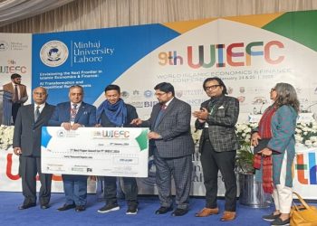 Muhamad Subhi Apriantoro, Lc., M.H. saat dianugerahi penghargaan 9th WIEFC Best Paper Award. Foto: Ist.