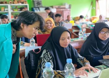 Mahasiswa KKN DIK UMS memberikan pendampingan pemanfaatan AI kepada guru SMK Muhammadiyah 5 Karanganyar. Foto: Ist.