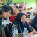 Mahasiswa KKN DIK UMS memberikan pendampingan pemanfaatan AI kepada guru SMK Muhammadiyah 5 Karanganyar. Foto: Ist.