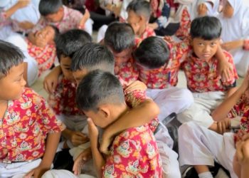 Siswa MI Muhammadiyah Kuwang saling merangkul dan memberi dukungan saat sesi refleksi dalam kegiatan “GEBRAK” oleh Mahasiswa KKN-Dik UMS sebagai upaya menumbuhkan empati dan kepedulian terhadap korban perundungan. Foto: Ist.