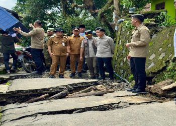 Wakil Presiden Gibran Rakabuming Raka bersama Gubernur Jateng Ahmad Luthfi saat meninjau bencana tanah gerak di Desa Padasari, Kabupaten Tegal. Foto: Ist.