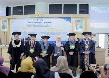 Promovenda Naumi Fahma, M.Pd resmi menyandang gelar Doktor setelah dinyatakan lulus dalam Sidang Promosi Doktor dengan disertasi yang disampaikan di Ruang Seminar Lt. 7 UMS. Foto: Ist.