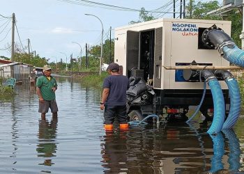 Pemerintah Provinsi Jawa Tengah mengerahkan belasan unit pompa air guna menangani banjir di Pekalongan. Foto: Ist.