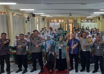 Tim trainer Polresta Solo melaksanakan Campaign Hour of Code–AI Ready ASEAN di SMA Negeri 7 Surakarta, Selasa (10/2/2026). Foto: Ist.