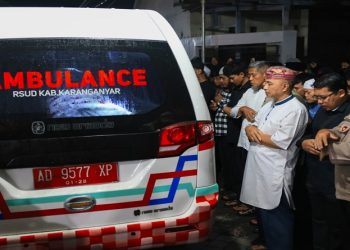 Sekda Jateng Sumarno melayat ke rumah Yazid Ahmad Firdaus, pendaki yang hilang di Bukit Mongkrang, lereng Gunung Lawu, Kecamatan Tawangmangu, Kabupaten Karanganyar. Foto: Ist.
