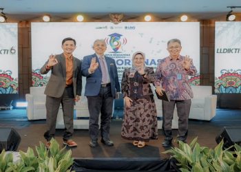 Foto bersama para pembicara Rapat Koordinasi Forum Komunikasi Pimpinan Badan Penyelenggara Perguruan Tinggi Jawa Tengah di kampus UMS. Foto: Ist.