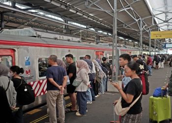 Ilustrasi penumpang Commuter Line. Foto: Ist.