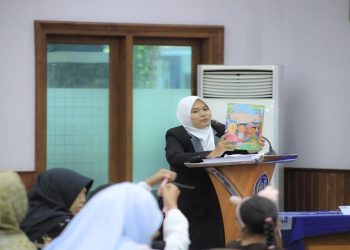 Promovenda Wendy Dian Patriana mempresentasikan disertasi mengenai pengembangan buku pendidikan Pancasila sebagai pendamping penguatan sikap berkebinekaan siswa Sekolah Dasar. Foto: Ist.