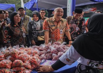 Ilustrasi - Gubernur Jawa Tengah Ahmad Luthfi saat memantau harga kebutuhan pokok. Foto: Ist.