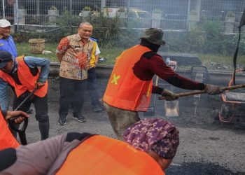 Gubernur Jawa Tengah Ahmad Luthfi saat mengecek proses perbaikan jalan jelang mudik Lebaran 2026. Foto: Ist.
