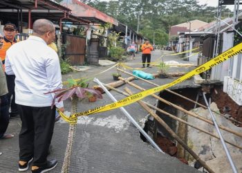 Gubernur Jateng Ahmad Luthfi mengecek tanah amblas di Kelurahan Kalirejo, Kecamatan Ungaran Timur, Kabupaten Semarang, Jumat, 13 Februari 2026. Foto: Ist.