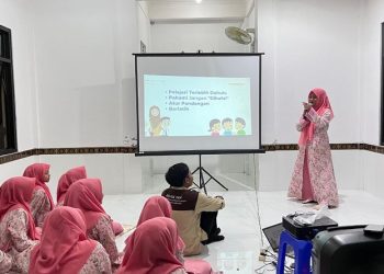 Mahasiswa FKIP UMS melakukan kegiatan pelatihan public speaking di Panti Asuhan Yatim Putri Aisyiyah. Foto: Ist.
