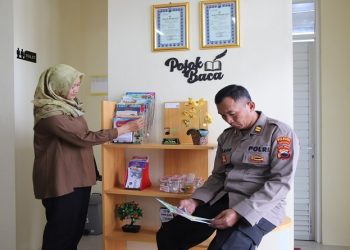 Polresta Surakarta penyediaan Pojok Baca di ruang pelayanan SKCK. Foto: Ist.