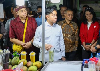 Wapres Gibran Rakabuming Raka dan Gubernur Jawa Tengah Ahmad Luthfi saat mengunjungi Pasar Imlek Semawis 2026 di Kawasan Pecinan, Kota Semarang,Sabtu, 14 Februari 2026 malam. Foto: Ist.
