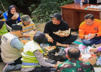 Gubernur Jateng Ahmad Luthfi sarapan bersama warga saat meninjau penanganan tanah longsor di Perumahan Delta Asri, Leyangan, Kecamatan Ungaran Timur, Kabupaten Semarang Selasa, 17 Februari 2026. Foto: Ist.
