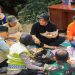 Gubernur Jateng Ahmad Luthfi sarapan bersama warga saat meninjau penanganan tanah longsor di Perumahan Delta Asri, Leyangan, Kecamatan Ungaran Timur, Kabupaten Semarang Selasa, 17 Februari 2026. Foto: Ist.