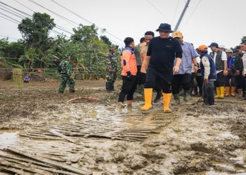 Gubernur Jateng Ahmad Luthfi meninjau lokasi tanggul Sungai Tuntang yang jebol di Desa Tinanding, Kecamatan Godong, Kabupaten Grobogan, Selasa, 17 Februari 2026. Foto: Ist.