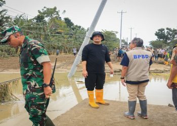 Gubernur Jateng Ahmad Luthfi meninjau penanganan banjir di Grobogan akibat tanggul Sungai Tuntang yang jebol. Foto: Ist.