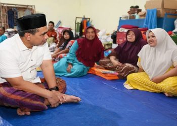 Wagub Jateng, Taj Yasin Maimoen mengunjungi pengungsi korban tanah gerak di Pondok Pesantren Al Adalah 2 dan posko pengungsian warga di Desa Padasari, Jatinegara, Kabupaten Tegal pada Selasa, 17 Februari 2026 malam. Foto: Ist.