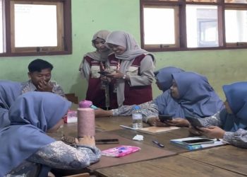 Mahasiswa KKN-Dik UMS pelatihan Canva & strategi konten TikTok kekinian untuk guru SD Muhammadiyah Jatiyoso. Foto: Ist.