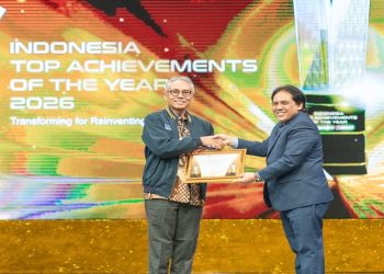 Rektor UMS, Prof. Dr. Harun Joko Prayitno, M.Hum menerima penghargaan dalam ajang Indonesia Top Achievements of The Year 2026, Jumat (20/2/2026). Foto: Ist.