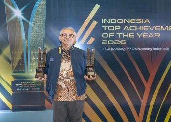 Rektor UMS, Prof. Dr. Harun Joko Prayitno, M.Hum menerima penghargaan Indonesia Top Achievements of the Year 2026. Foto: Ist.