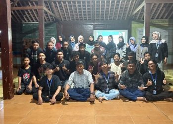 Mahasiswa KKN Dik FKIP UMS menggelar kegiatan sharing session bersama pemuda Karang Taruna Dusun Duwet, Mlokowetan, Kecamatan Ngadirojo, Wonogiri. Foto: Ist.