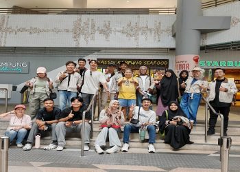 Mahasiswa KKL Program Studi Arsitektur FT UMS melaksanakan observasi bangunan mixed-use di Kampung Admiralty, Kamis (5/2/2026). Foto: Ist.