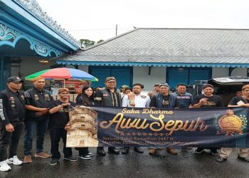 Pembagian takjil yang dilakukan Komunitas Adat Saka Dharma Awu Sepuh Keraton Kasunanan Surakarta Hadiningrat di Kori Kamandungan, Keraton Solo, Senin (23/2/2026) sore. Foto: Ist.