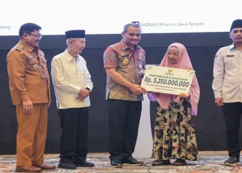 Gubernur Ahmad Luthfi menyalurkan bantuan modal usaha mustahik produktif dari Baznas kepada 1.750 orang penerima di Kota  Salatiga, Selasa 24 Februari 2026. Foto: Ist.
