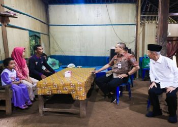 Gubernur Jateng, Ahmad Luthfi meninjau RTLH milik Hartato, warga Desa Tawang, Kecamatan Susukan, Kabupaten Semarang pada Selasa 24 Februari 2026. Foto: Ist.