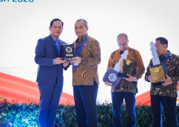 Gubernur Jateng Ahmad Luthfi menerima penghargaan Kinerja Pengelolaan Sampah 2026 dari Menteri Lingkungan Hidup dan Badan Pengendalian Lingkungan Hidup. Foto: Ist.
