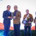Gubernur Jateng Ahmad Luthfi menerima penghargaan Kinerja Pengelolaan Sampah 2026 dari Menteri Lingkungan Hidup dan Badan Pengendalian Lingkungan Hidup. Foto: Ist.