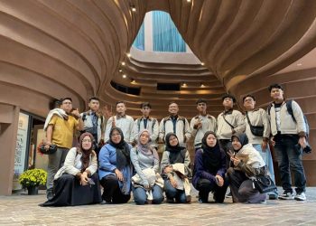 Mahasiswa UMS melakukan KKL di Vietnam dan mengamati Bat Trang Pottery Museum. Foto: Ist.