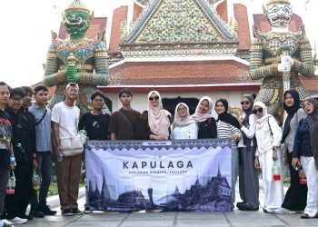 Mahasiswa UMS melaksanakan KKL dengan mendalami strategi resiliensi Kota Bangkok, Thailand. Foto: Ist.