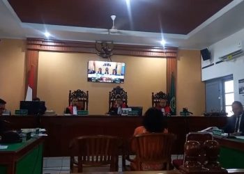 Suasana perdebatan antara kuasa hukum penggugat dengan kuasa hukum Jokowi saat sidang gugatan CLS Ijazah Jokowi di PN Solo, Selasa (3/2/2026) Foto: Indospektrum.com