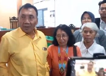 Dua rekan Jokowi saat KKN, Ritje dwidjaja, Yohana Bergmans Sudarwati serta Muh Karno, anak mantan Kades Ketoyan usai menjadi saksi di PN Surakarta, Selasa (3/2/2026). Foto: Indospektrum.com