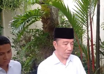 Mantan Presiden Jokowi memberikan keterangan pers di kediamannya di Kelurahan Sumber, Kecamatan Banjarsari, Kota Solo, Jumat (27/2/2026). Foto: Indospektrum