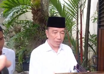 Mantan Presiden Jokowi memberikan keterangan pers di kediamannya di Kelurahan Sumber, Kecamatan Banjarsari, Kota Solo, Jumat (27/2/2026). Foto: Indospektrum