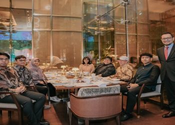 Presiden RI ke-7 Joko Widodo (Jokowi) bertemu sejumlah mahasiswa yang melaksanakan perkuliahan Artificial Intelligence (AI) di India. Foto: Ist.